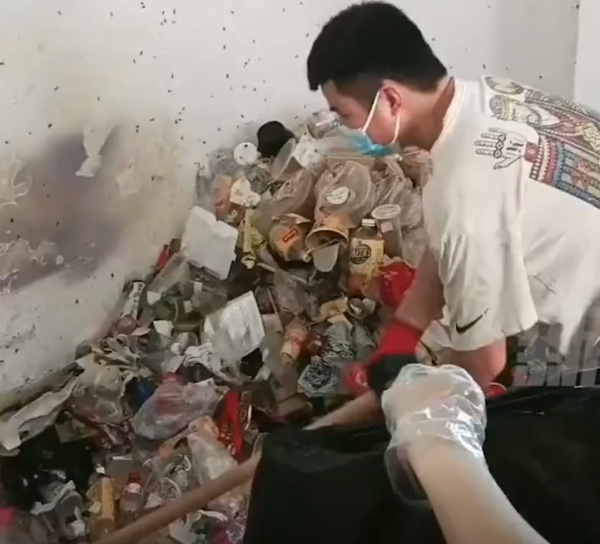 不忍直视！广东一女子租房垃圾成堆，蟑螂爬满墙壁，清出6袋垃圾