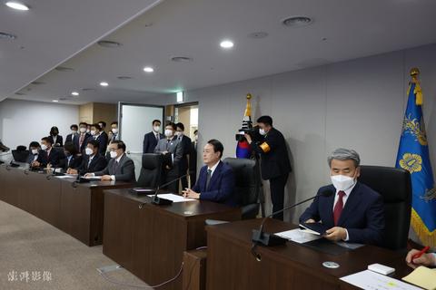 尹锡悦正式就任韩国总统 地堡内听取军方报告