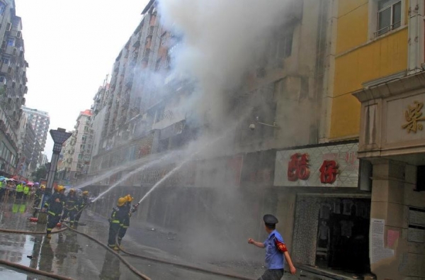 煤气爆炸威力到底有多大？绍兴一饭店煤气爆炸，门窗晃动极像地震