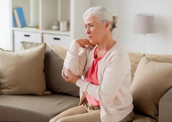 為什麼很多人年過50歲就渾身疼分析4個常見原因幫你坦然應對