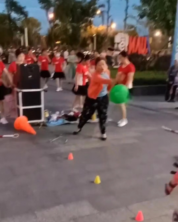霸道大妈不讲武德！跟孩子抢场地跳舞，还把孩子训练器材连扔带踢