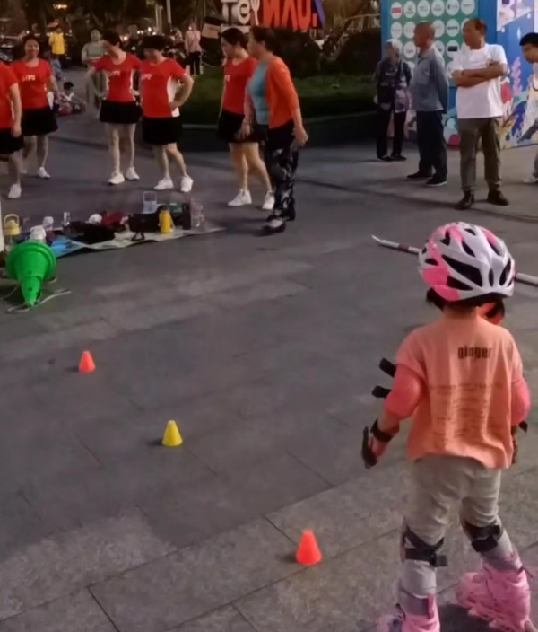 霸道大妈不讲武德！跟孩子抢场地跳舞，还把孩子训练器材连扔带踢