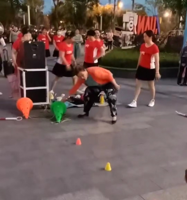 霸道大妈不讲武德！跟孩子抢场地跳舞，还把孩子训练器材连扔带踢