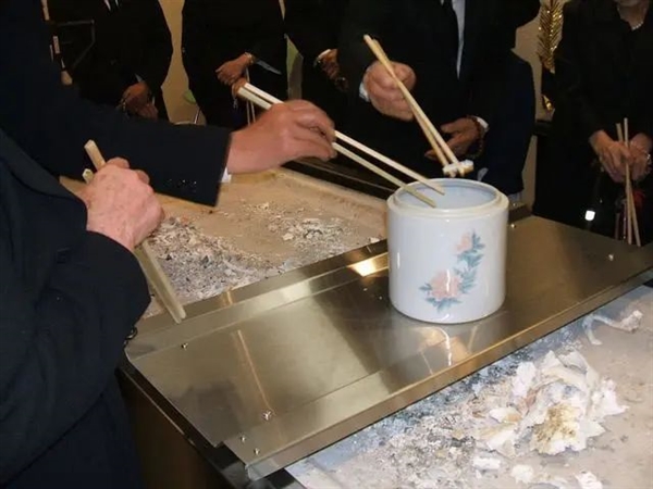 为什么我们一定要火葬？土葬有啥不好？