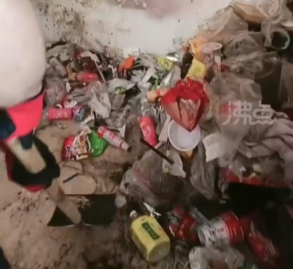 女孩租房2年未扔垃圾睡在“坑”里，房东：人干干净净的，清理出27桶垃圾