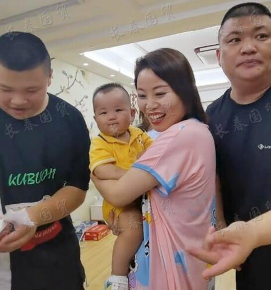 41岁草帽姐的1岁孙子曝光,祖孙三代同框共用一张脸,基因好强大