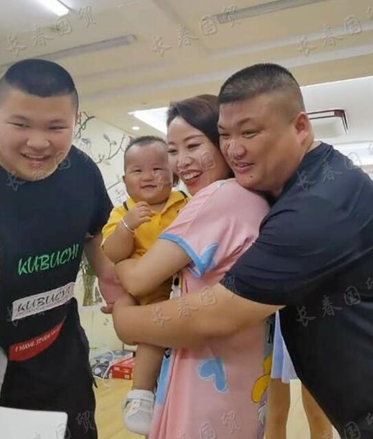 41岁草帽姐的1岁孙子曝光,祖孙三代同框共用一张脸,基因好强大