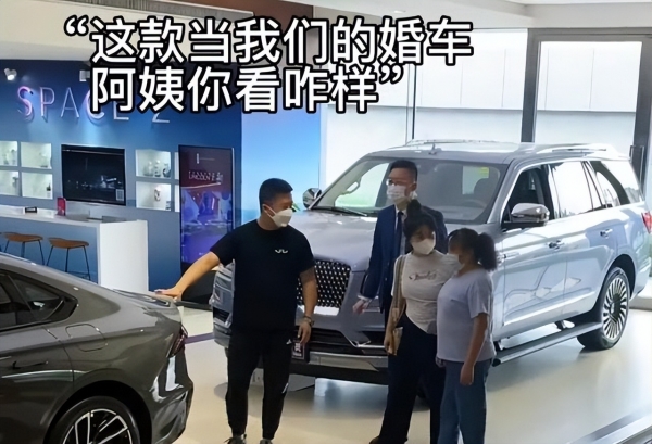 男子带女友和丈母娘去买车，丈母娘豪掷百万，给女儿买陪嫁车子