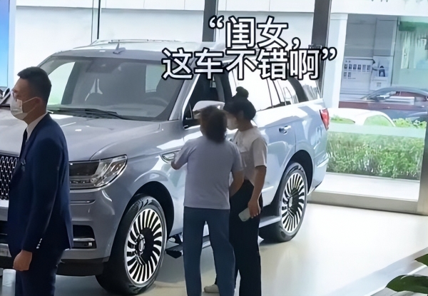 男子带女友和丈母娘去买车，丈母娘豪掷百万，给女儿买陪嫁车子