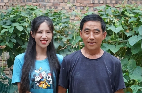 恭喜！千万粉丝网红麦小登被世豪求婚成功，场面温馨两人双双落泪