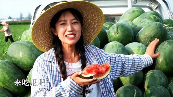 恭喜！千万粉丝网红麦小登被世豪求婚成功，场面温馨两人双双落泪