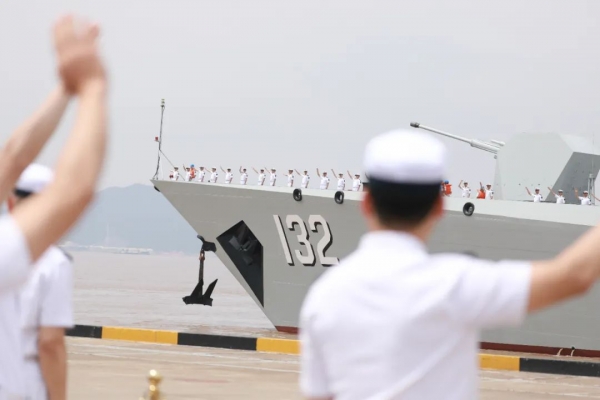 今天上午，海军第41批护航编队起航奔赴亚丁湾
