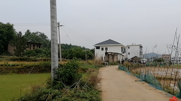 湖南一村庄两兄弟因农田问题冲突致一人身亡，目击者称二人60多岁系亲兄弟，当地警方：还在调查中