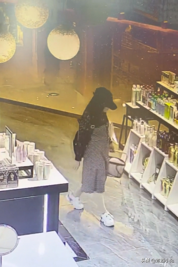 长沙一女子在商场偷化妆品，藏到裙子下面后淡定离开