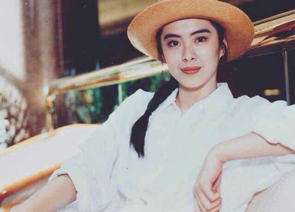 55岁王祖贤排队礼佛被拍扎高马尾宛若少女