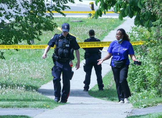 加拿大男子扛步枪走在校外被击毙，警察局长：局势紧张......