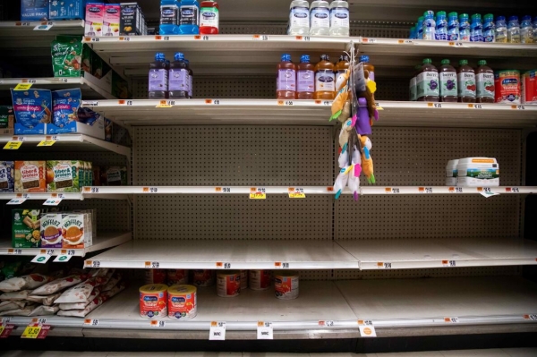 全美“奶粉荒”持续 民众墨西哥购买奶粉