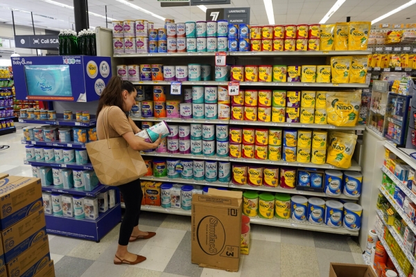 全美“奶粉荒”持续 民众墨西哥购买奶粉