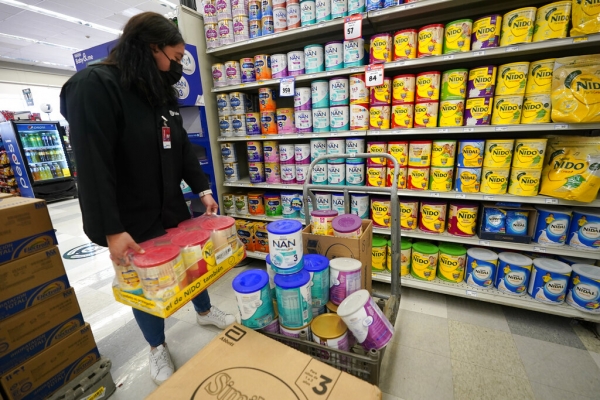 全美“奶粉荒”持续 民众墨西哥购买奶粉
