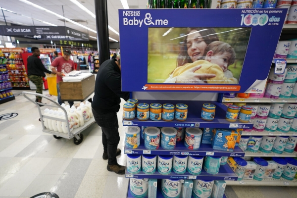全美“奶粉荒”持续 民众墨西哥购买奶粉