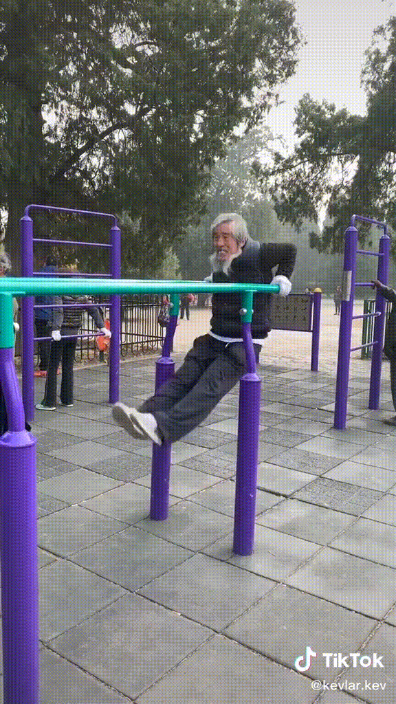 中国大爷硬核健身惊呆老外十八般武艺折服tiktok网友