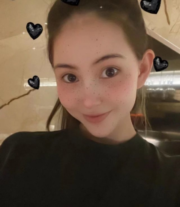 昆凌月子期间开心自拍托腮卖萌少女感依旧无名指大钻戒抢镜