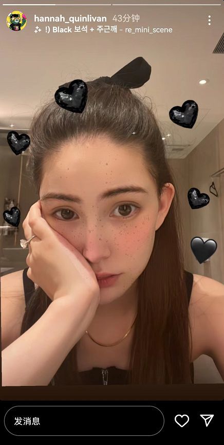 昆凌月子期间开心自拍托腮卖萌少女感依旧无名指大钻戒抢镜