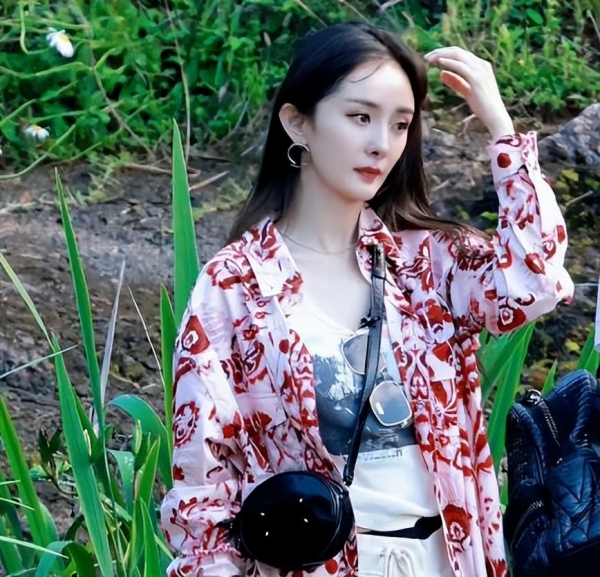 《花少4》路透曝光：杨幂用手机壳当镜子，丁程鑫单手提行李包