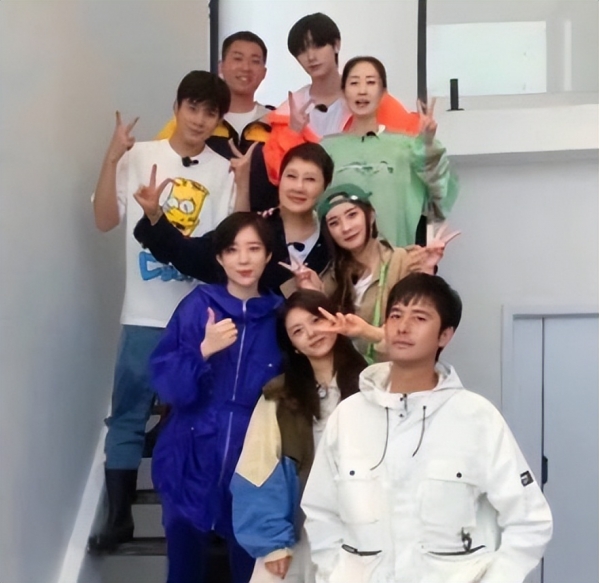 《花少4》路透曝光：杨幂用手机壳当镜子，丁程鑫单手提行李包