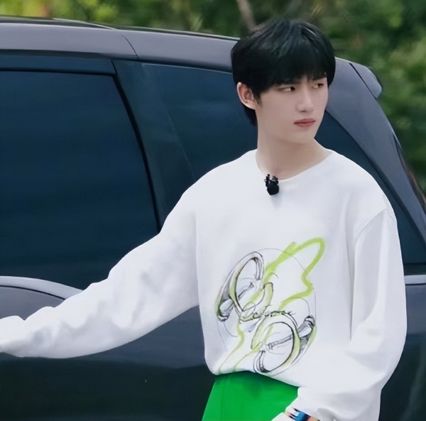 《花少4》路透曝光：杨幂用手机壳当镜子，丁程鑫单手提行李包