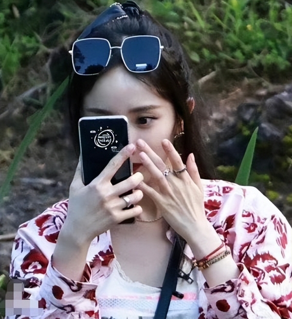 《花少4》路透曝光：杨幂用手机壳当镜子，丁程鑫单手提行李包