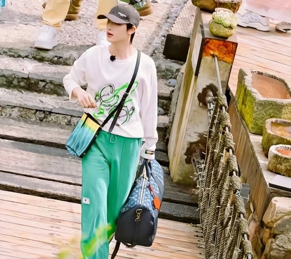 《花少4》路透曝光：杨幂用手机壳当镜子，丁程鑫单手提行李包