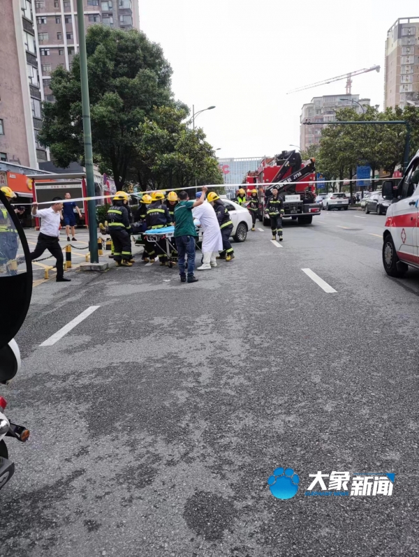 长沙一米粉店发生火灾并引发燃爆致1死13伤，附近居民：睡觉时被爆炸声吓醒