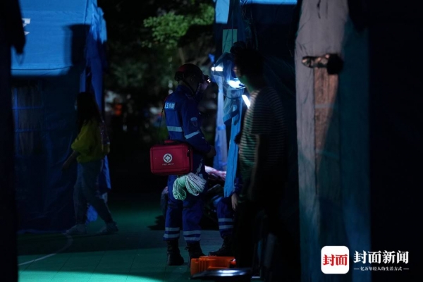 芦山地震震后第一夜：打电筒记录工作和垫被子值班的人 | 图集