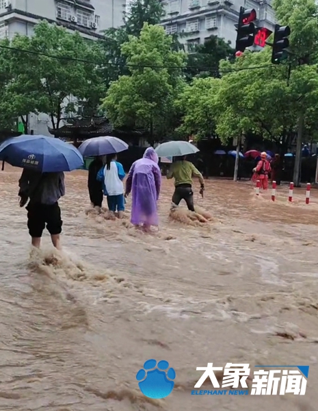 湖南凤凰古城遇强降雨局部被淹，县政府：景区正常营业，暂无人员伤亡