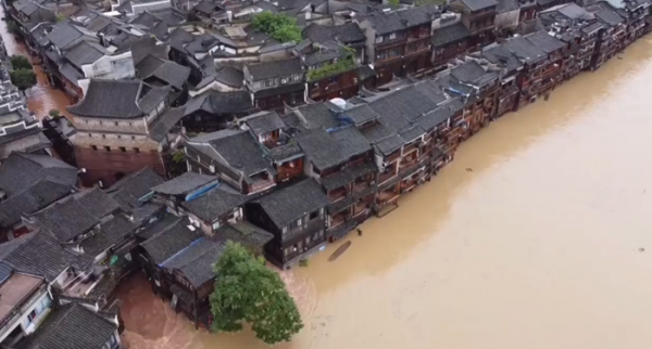 湖南凤凰古城遇强降雨局部被淹，县政府：景区正常营业，暂无人员伤亡