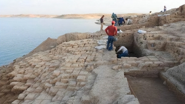 伊拉克水库干涸，千年古城重现，考古学家跑得比去捞鱼的还快