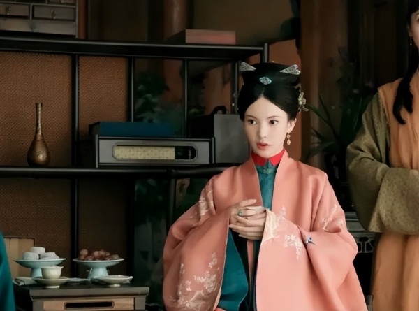 因为水会产生很大的阻力,但水中的金晨漂亮优雅,穿着民国服装的她做着