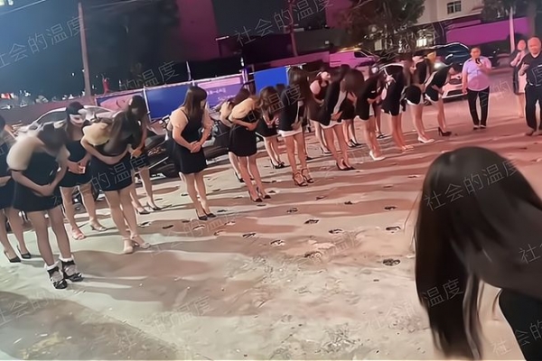 女技师列队欢迎大客户颜值一言难尽网友难怪生意不好