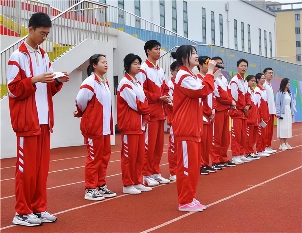 助力高考，郑州一高中男女老师拼了！考前组团穿旗袍，为学生减压