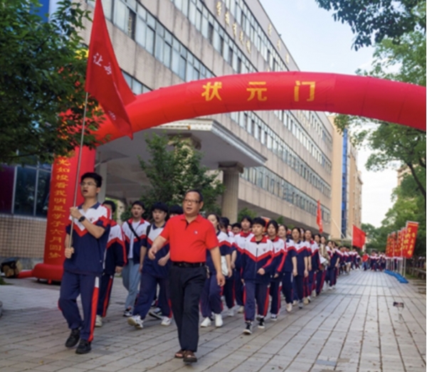 助力高考，郑州一高中男女老师拼了！考前组团穿旗袍，为学生减压