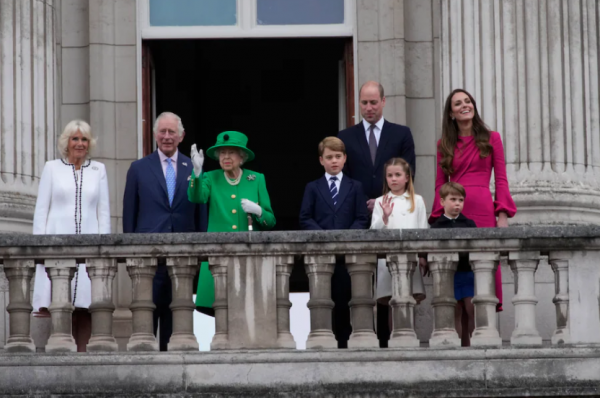 最后一刻，英国女王再次现身参加即位70周年庆典