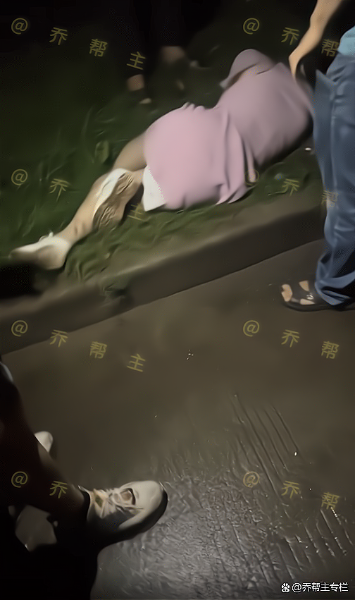 年轻女孩深夜醉酒躺草坪,旁边男子欲扶她起来,被一把推开