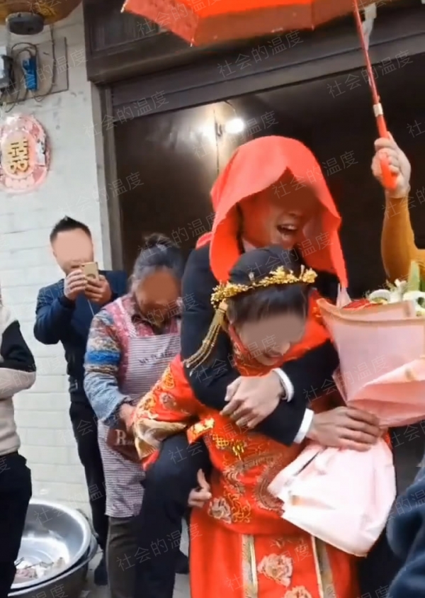 男子戴着红盖头做上门女婿，母亲心疼泪洒当场，新娘背起他就走