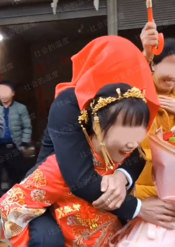 男子戴着红盖头做上门女婿，母亲心疼泪洒当场，新娘背起他就走