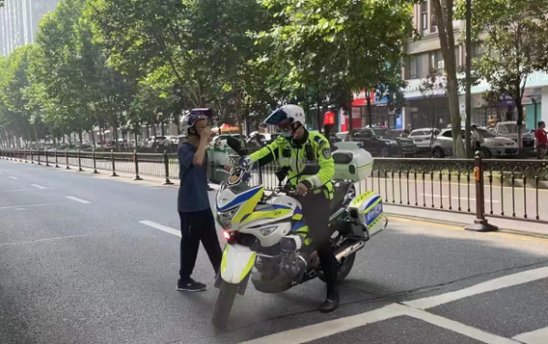 急！“小迷糊”跑错考场，铁骑紧急护送