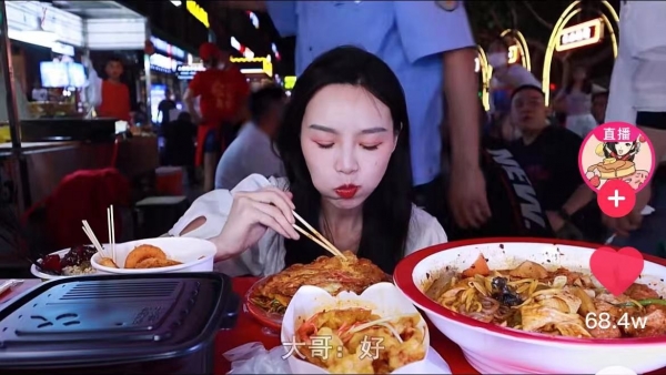 抖音网红小贝回应夜市被多人干扰受委屈不说还安慰粉丝做网红也不容易