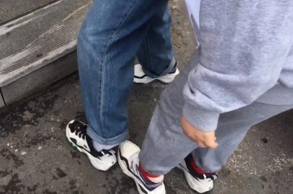 考生因内增高鞋含铁无法进考场，和妈妈换鞋获路人安抚