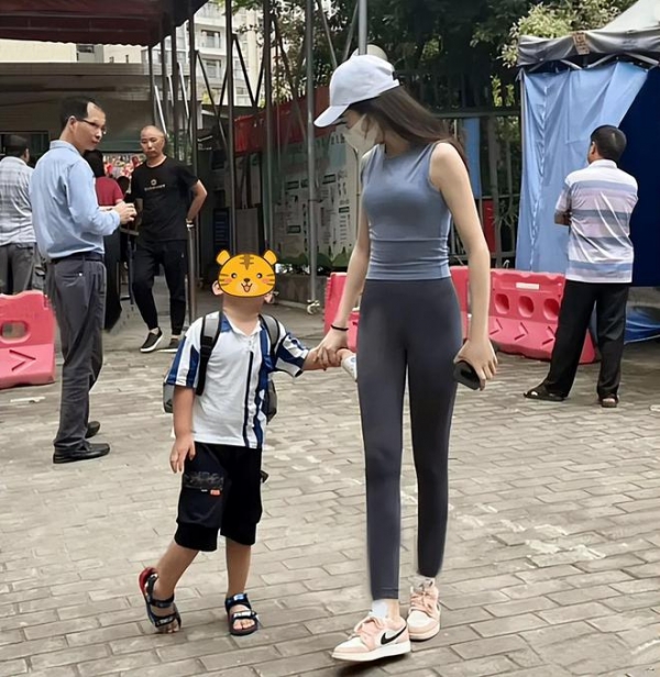 年轻妈妈穿瑜伽服身材尽显,男家长看得目不转睛,大妈却满脸鄙夷