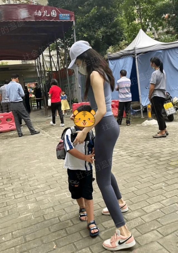 年轻妈妈穿瑜伽服身材尽显,男家长看得目不转睛,大妈却满脸鄙夷